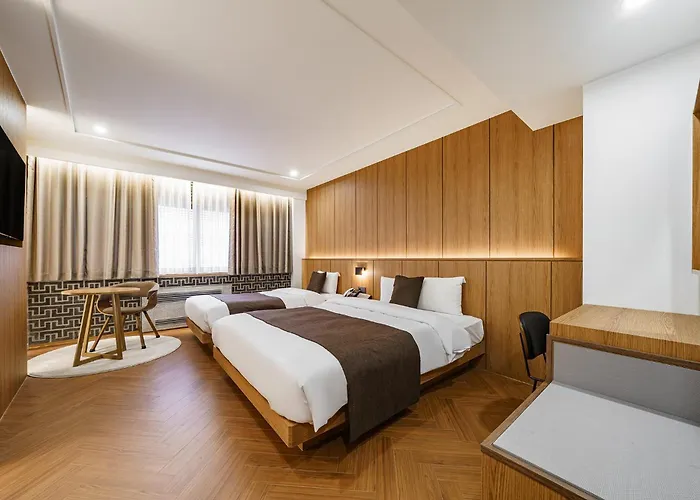 Commodore Hotel 4*