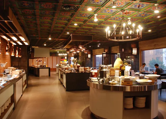 Commodore Hotel 4*